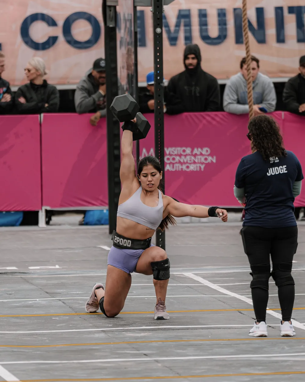 Kilya Marchant levantando una mancuerna en competencia