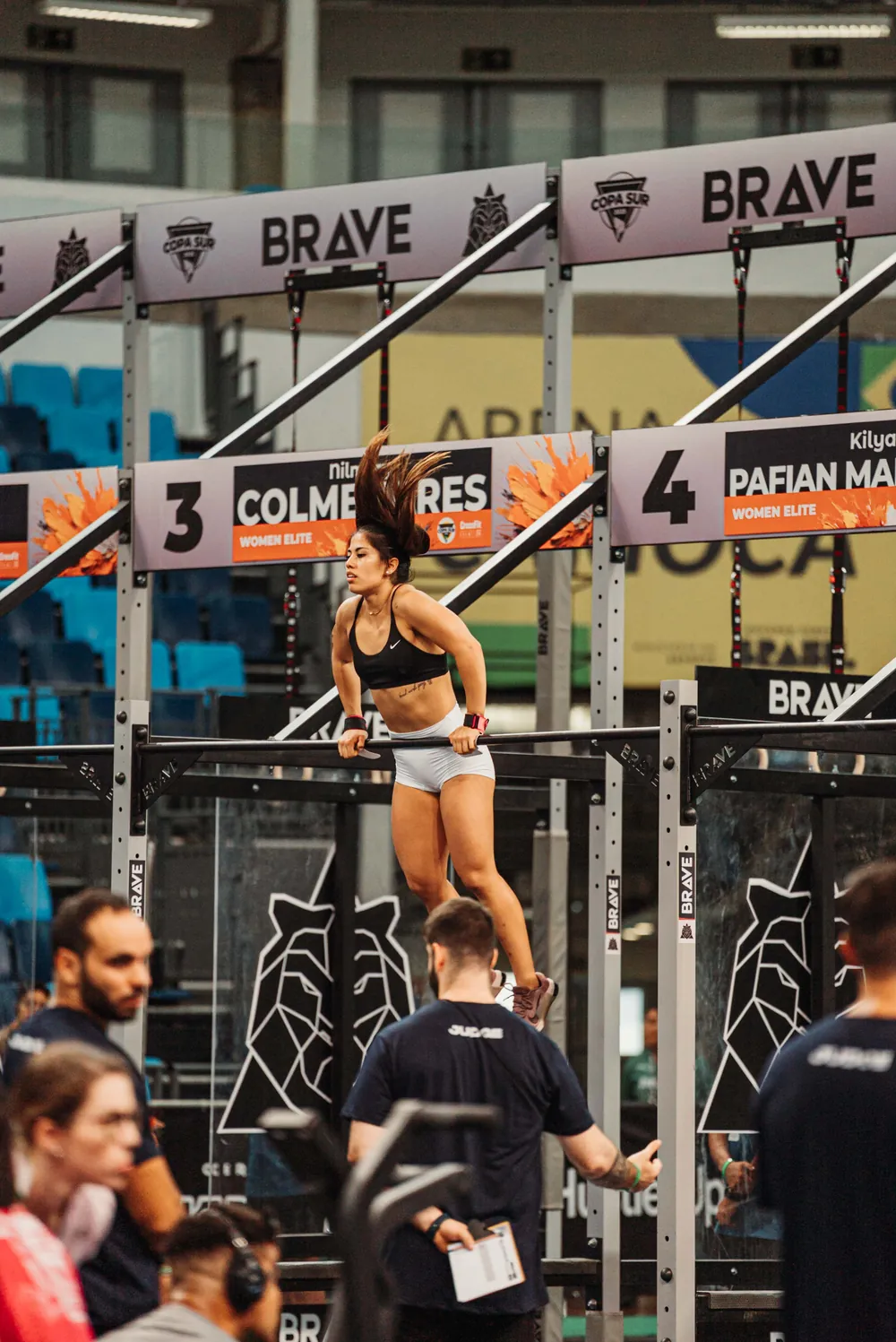 Kilya Marchant haciendo dominadas en competencia